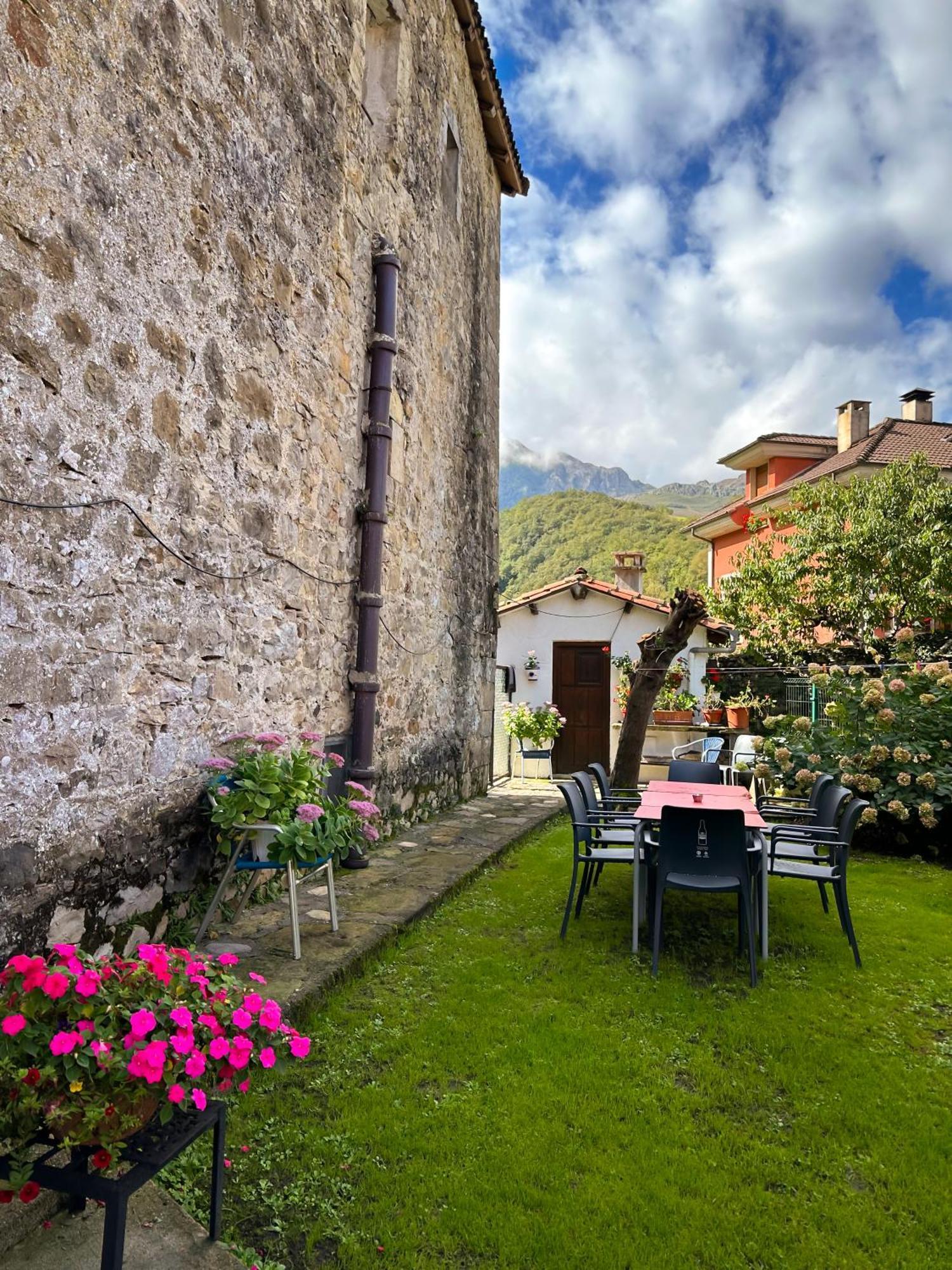Casa Rural El Torrejon Arenas De Cabrales Exterior photo